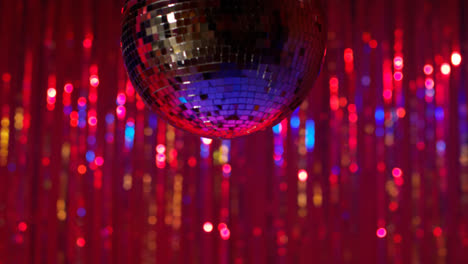 Nahaufnahme-Einer-Spiegelkugel-In-Einem-Nachtclub-Oder-Einer-Disco-Mit-Blinkendem-Stroboskoplicht-Und-Funkelnden-Lichtern-Im-Hintergrund-3